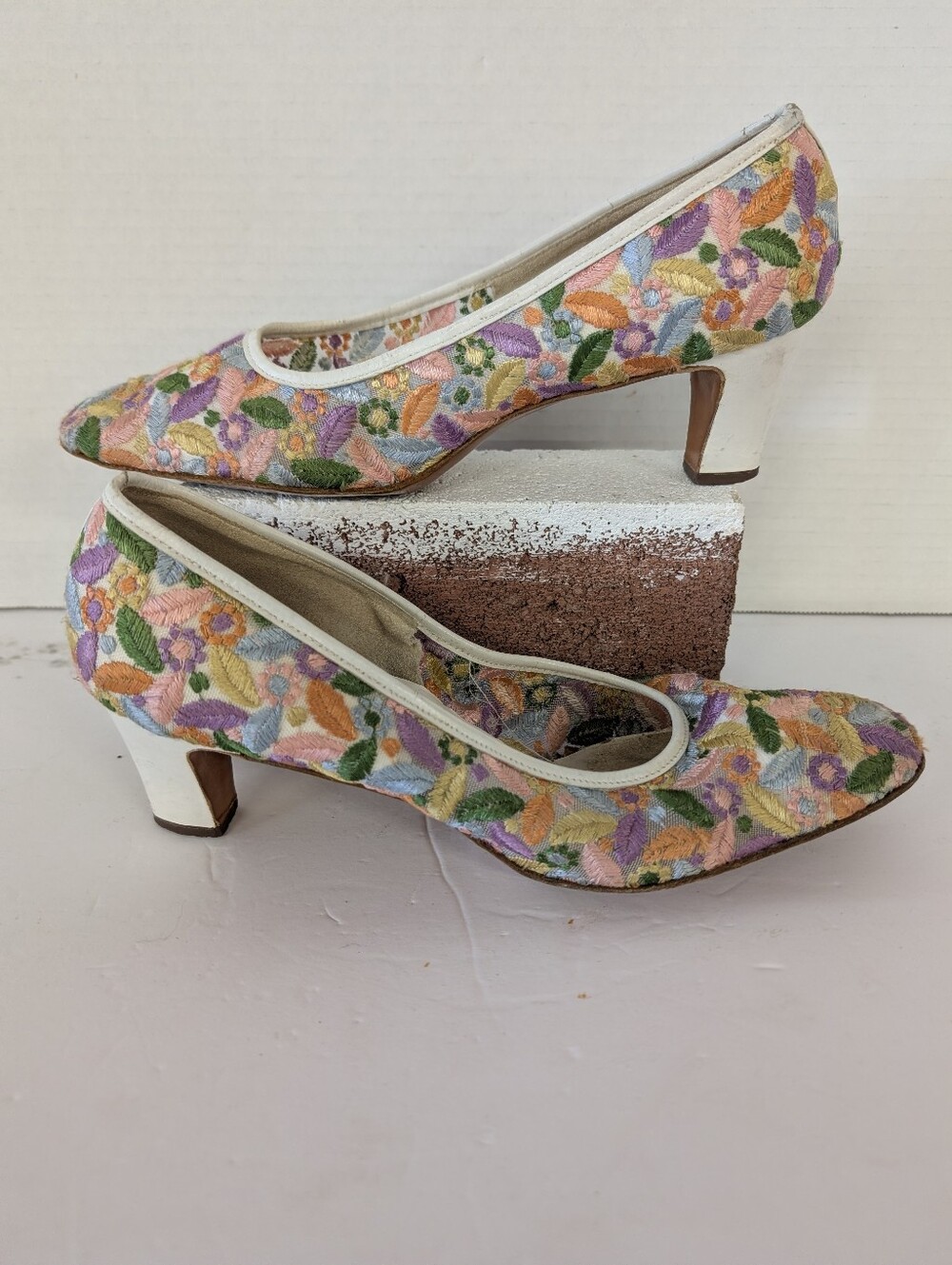 VINTAGE Shoes Fabric Floral Embroidered Mid Heel Pumps  Pastel Multi SZ 9